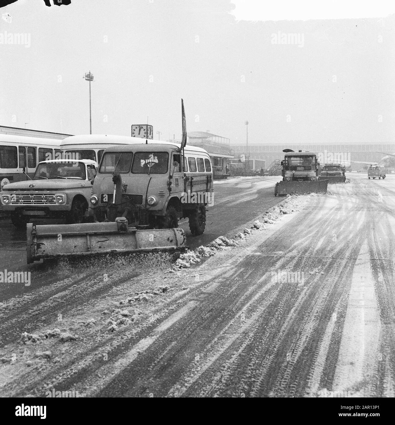 Snowremoval A Schiphol Data: 22 Gennaio 1965 Località: Noord-Holland, Schiphol Parole Chiave: Snowuigen Foto Stock Snowremoval A Schiphol Data: 22 Gennaio 1965 Località: Noord-Holland, Schiphol Parole Chiave: Snowuigen Foto Stock