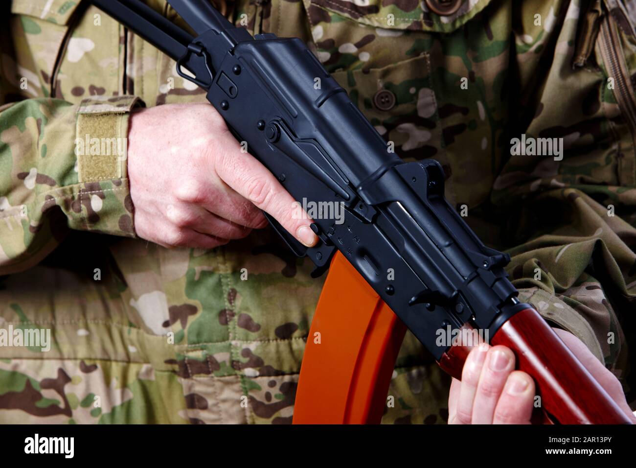 l'uomo in combattimento affaticò tenendo aks-47u vicino quarto combattimento kalasknikov fucile Foto Stock