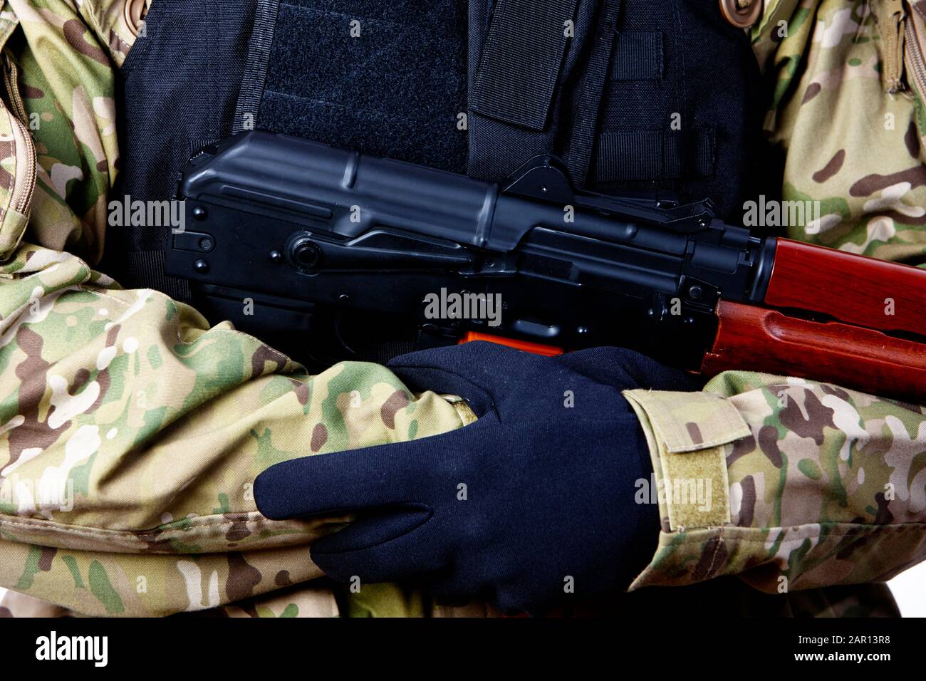 l'uomo in combattimento affatgues e proiettile giacca a prova di proiettile culla aks-47u close quarto combattimento kalasknikov fucile guardia armata all'estero milizia militare estera Foto Stock