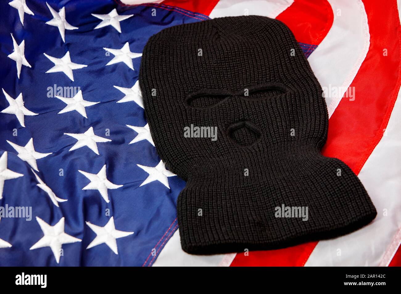 maschera nera per sci balaclava che giace sulla bandiera degli stati uniti d'america Foto Stock