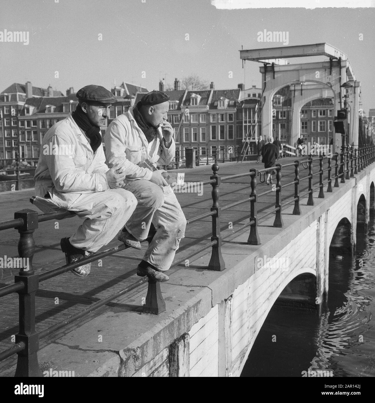 Primo giorno estivo di febbraio, due lavoratori che godono di sole sul ponte di Skinny Data: 2 Febbraio 1965 luogo: Amsterdam, Noord-Holland Parole Chiave: Lavoratori Foto Stock