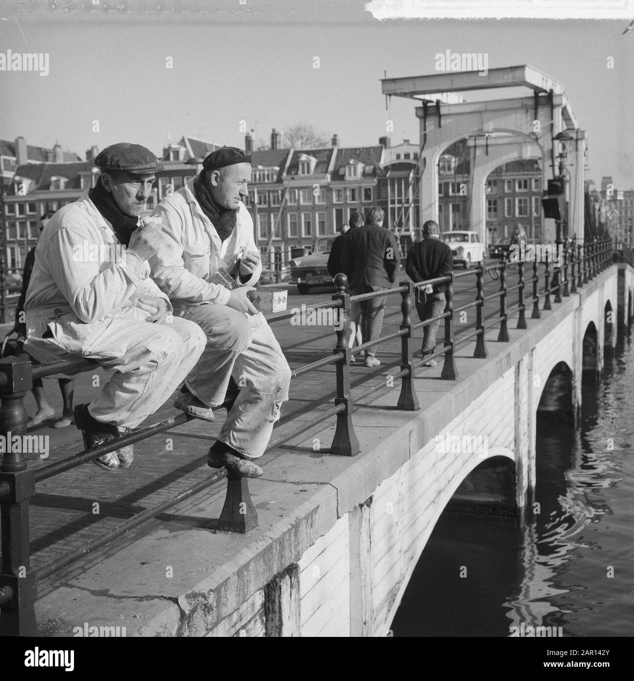Primo giorno estivo di febbraio, due lavoratori che godono di sole sul ponte di Skinny Data: 2 Febbraio 1965 luogo: Amsterdam, Noord-Holland Parole Chiave: Lavoratori Foto Stock
