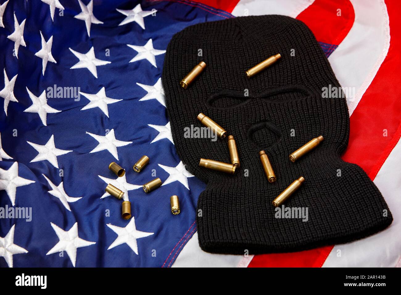 Varie guscio vuoto involucri giacente su passamontagna e gli Stati Uniti d'America bandiera Foto Stock