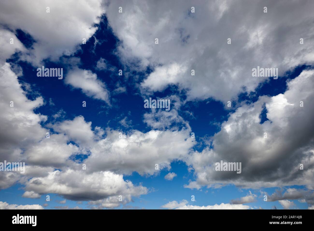 stratocumuli nuvole nel cielo blu islanda Foto Stock