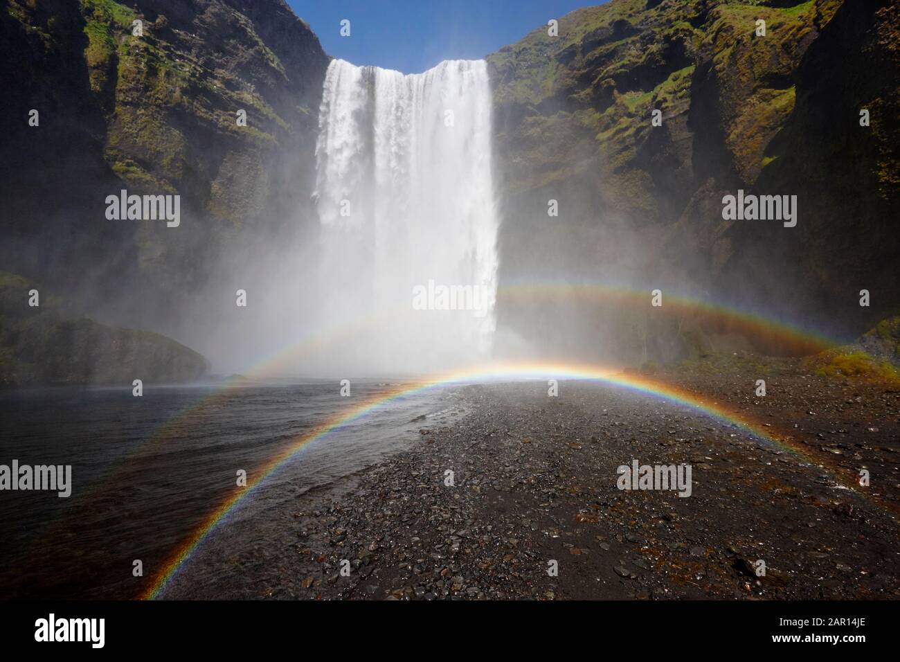 doppio arcobaleno nella nebbia alla cascata di skogafoss islanda Foto Stock