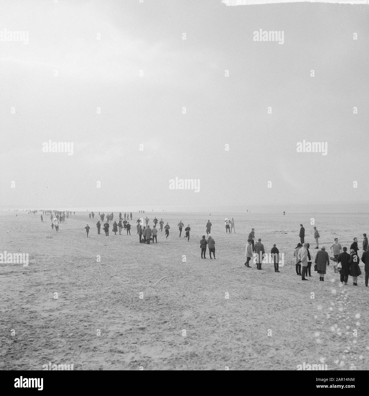 Strandloop IJmuiden Bloemendaal IJmuiden, parte dei corridori della spiaggia Data: 21 febbraio 1965 Località: Bloemendaal, IJmuiden Parole Chiave: STANDLOPERS Foto Stock