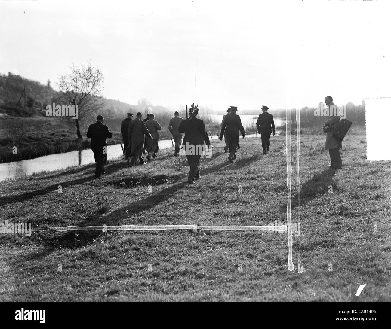 Serie: Border Correction at Lobith and Elten. Funzionari Waterstaat camminare lungo la ruota Data: 22 aprile 1949 luogo: Elten Parole Chiave: Funzionari, confini, fiumi Foto Stock