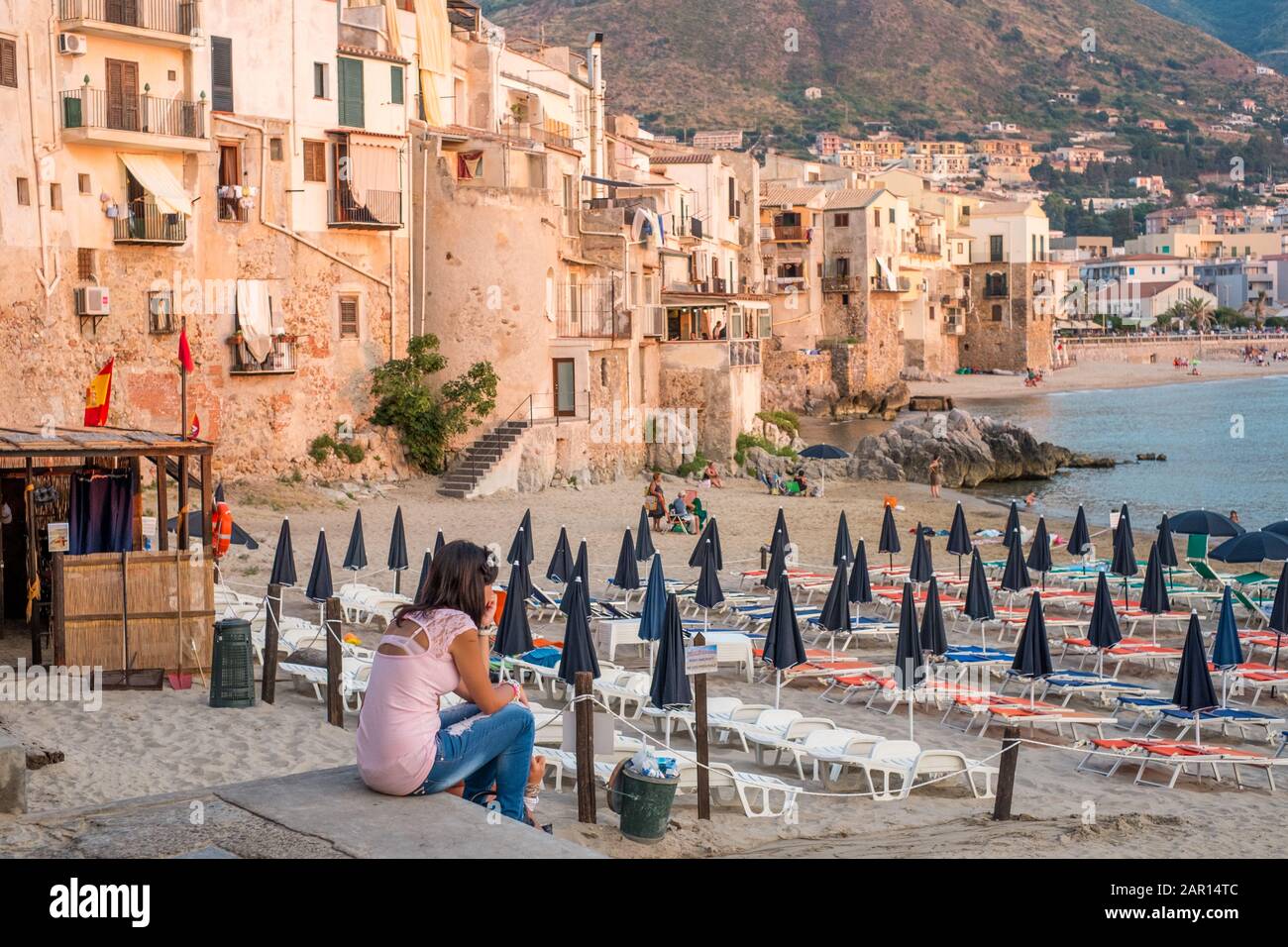 La sera presto in spiaggia e nella città vecchia di Cefalù. La storica Cefalù è una delle principali mete turistiche della Sicilia. Foto Stock