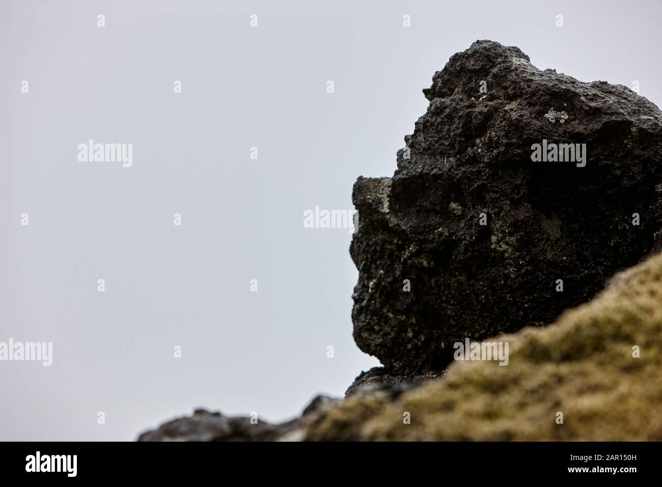 formazione di roccia lavica in un campo di lava che assomiglia ad un volto che dà origine alle leggende islandesi dei troll rupestri Foto Stock