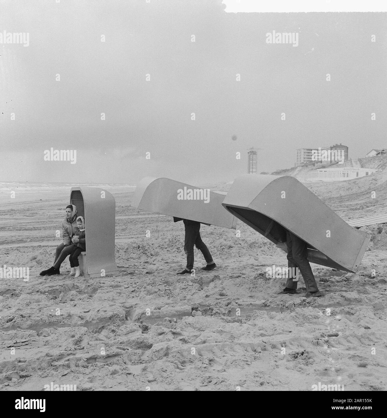 Sedie da spiaggia tornare sulla spiaggia, trascinando sedie da spiaggia Data: 26 Febbraio 1965 Parole Chiave: Sedie da spiaggia Foto Stock