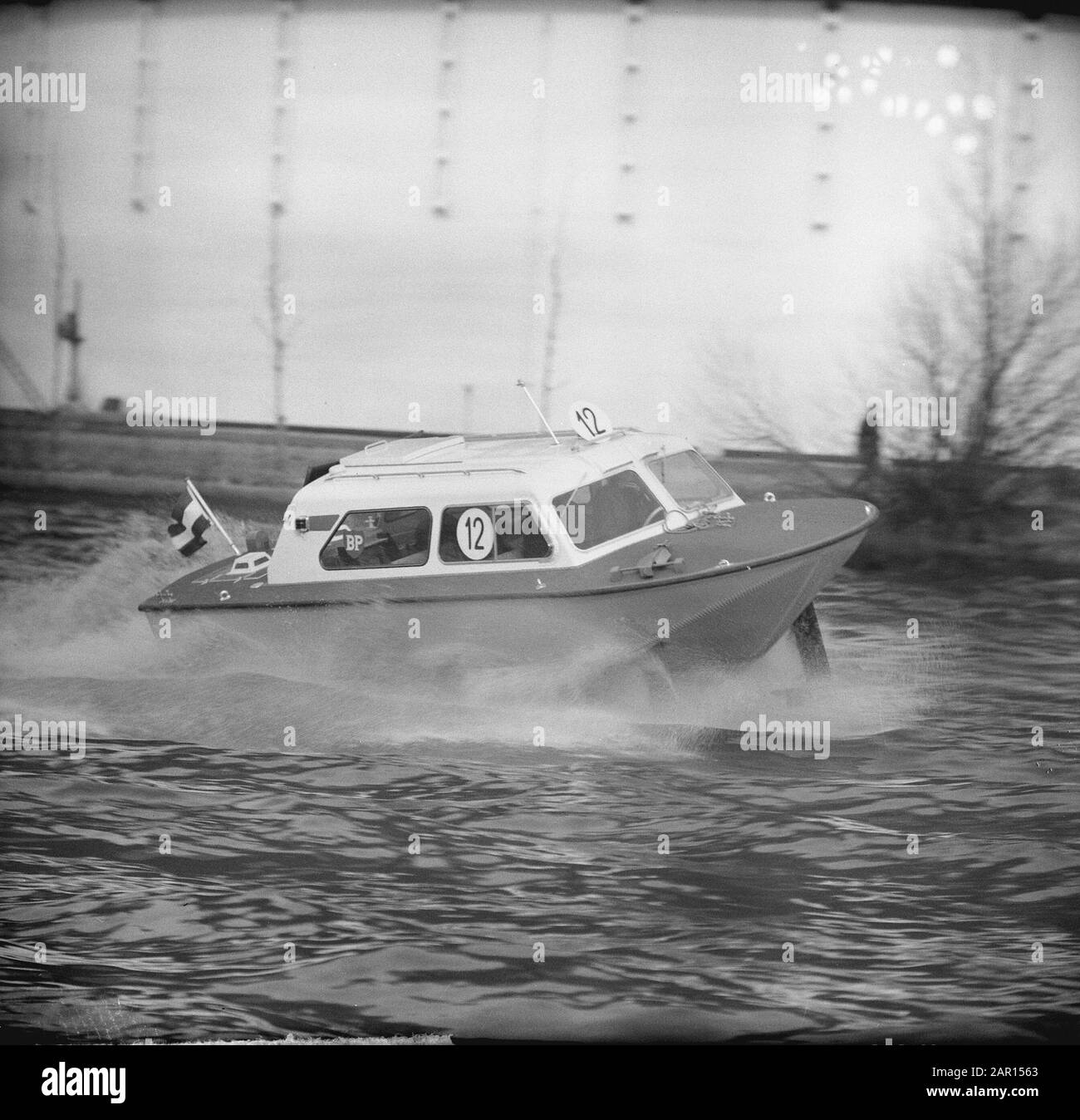 Mostra Hiswa in RAI, la barca a cuscino d'aria in poliestere Data: 4 marzo 1965 Parole Chiave: Barche, mostre Nome dell'istituto: HISWA Foto Stock