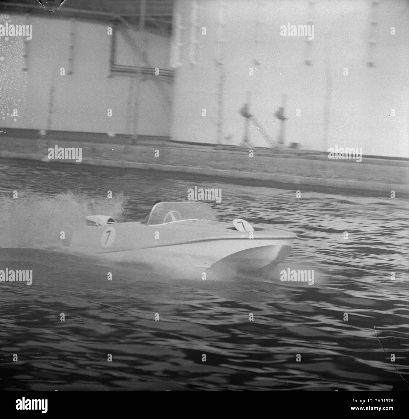 Mostra Hiswa in RAI, la barca a cuscino d'aria in poliestere Data: 4 marzo 1965 Parole Chiave: Barche, mostre Nome dell'istituto: HISWA Foto Stock