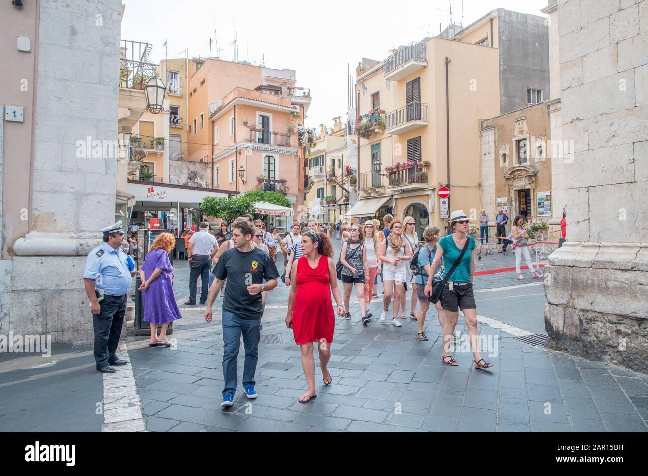 Scena urbana da Taormina, Sicilia. Storico di Taormina è una delle principali mete turistiche in Sicilia. Foto Stock