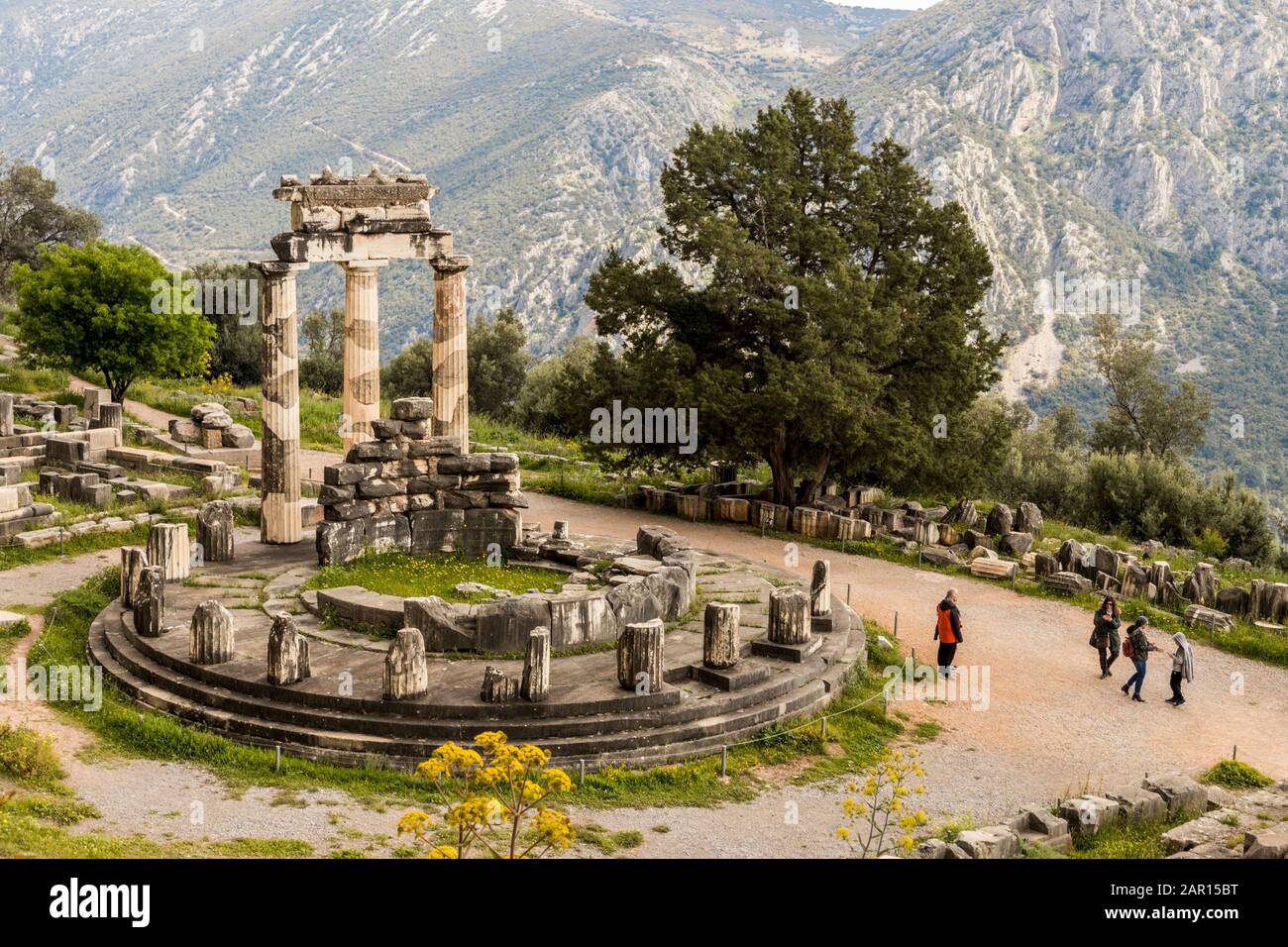 Delfi, Grecia. I Tholos di Delfi, un tempio circolare e una delle antiche strutture del Santuario di Atena Pronaia Foto Stock