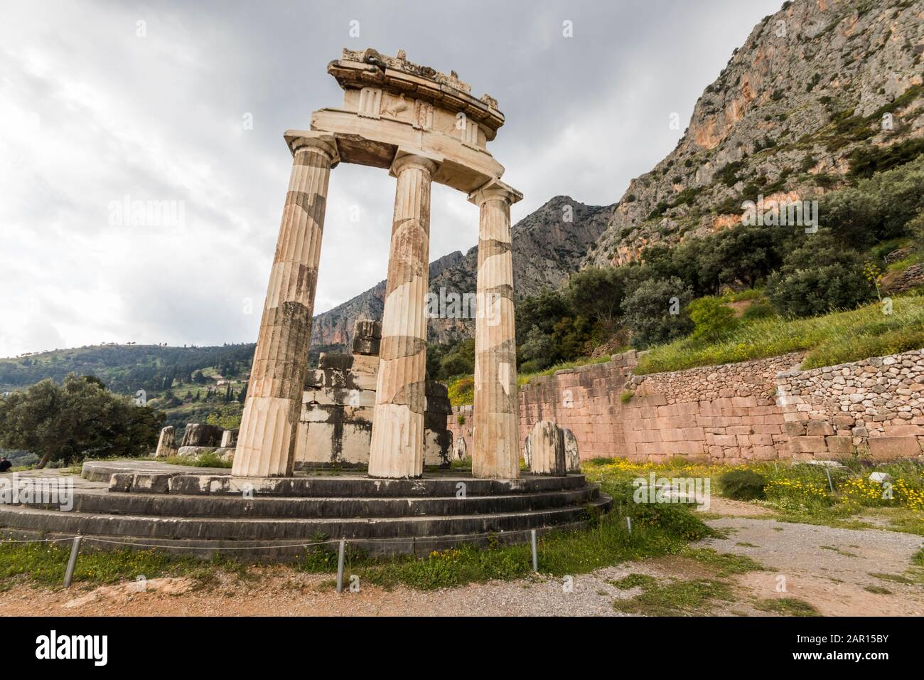 Delfi, Grecia. I Tholos di Delfi, un tempio circolare e una delle antiche strutture del Santuario di Atena Pronaia Foto Stock