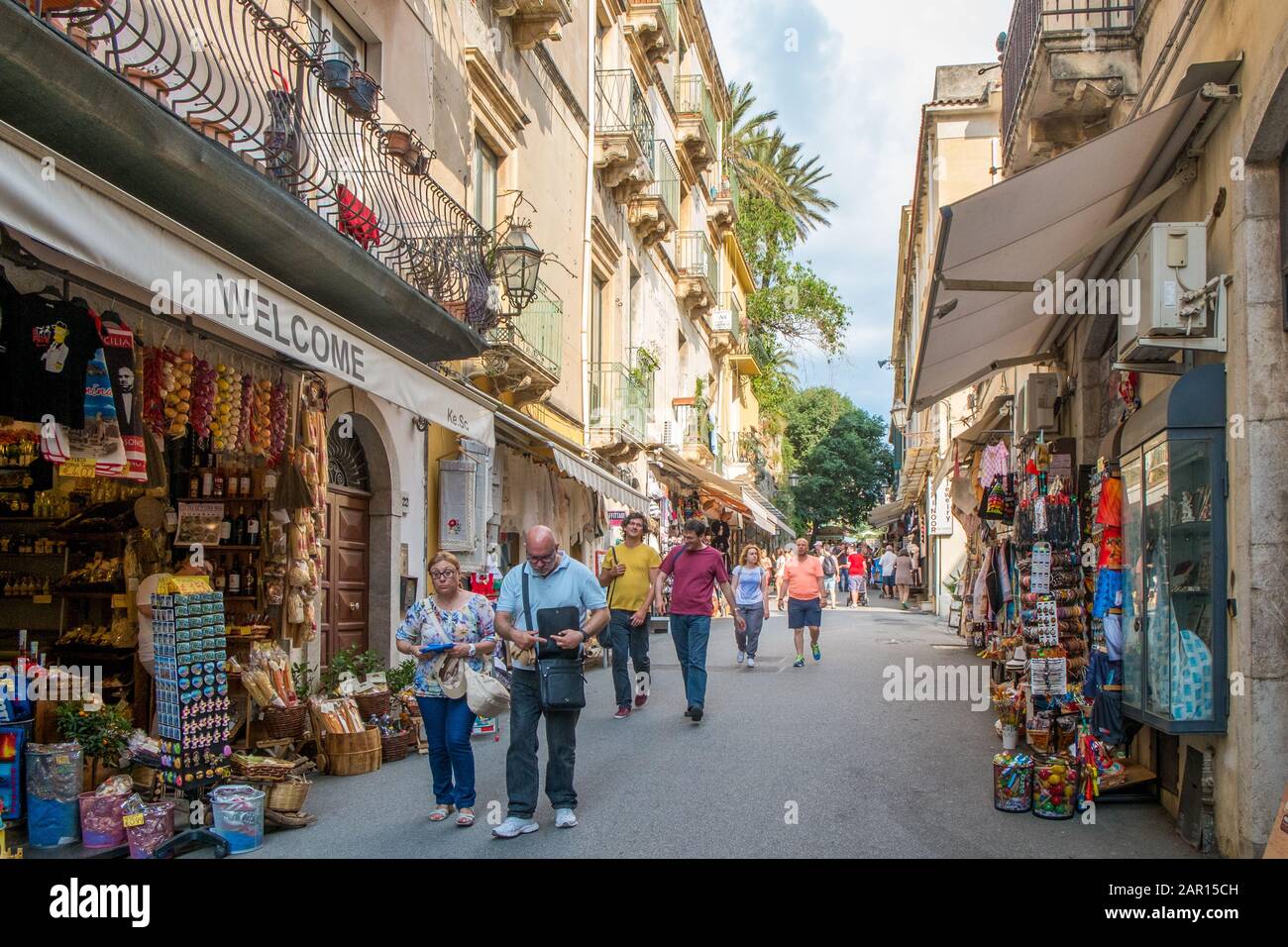 Scena urbana da Taormina, Sicilia. Storico di Taormina è una delle principali mete turistiche in Sicilia. Foto Stock