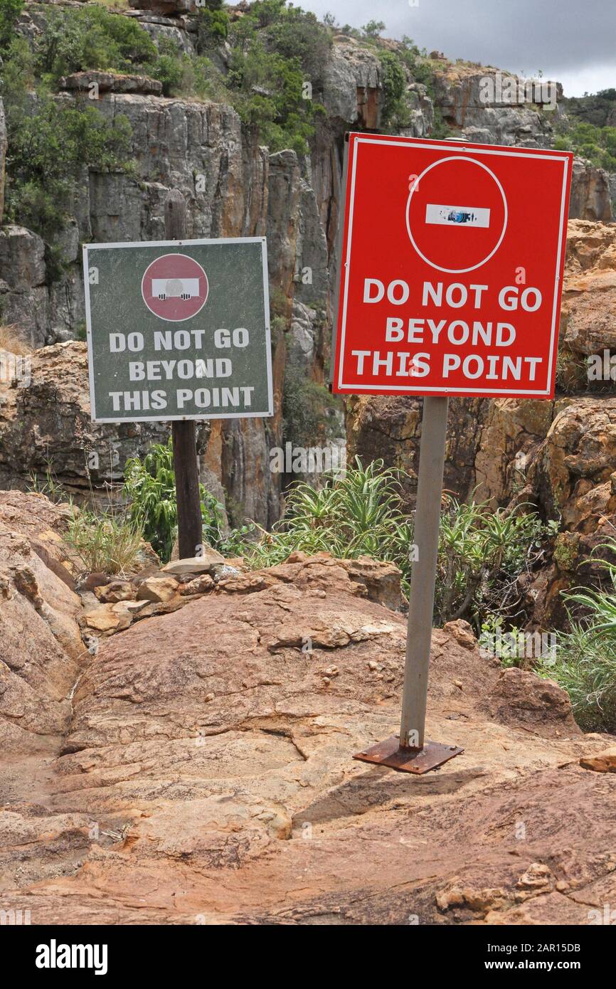 Formazione di roccia e segni di restrizione di accesso a Burke's Luck Potholes, Graskop Blyde River Lodge, Moremela, Mpumalanga, Sudafrica. Foto Stock