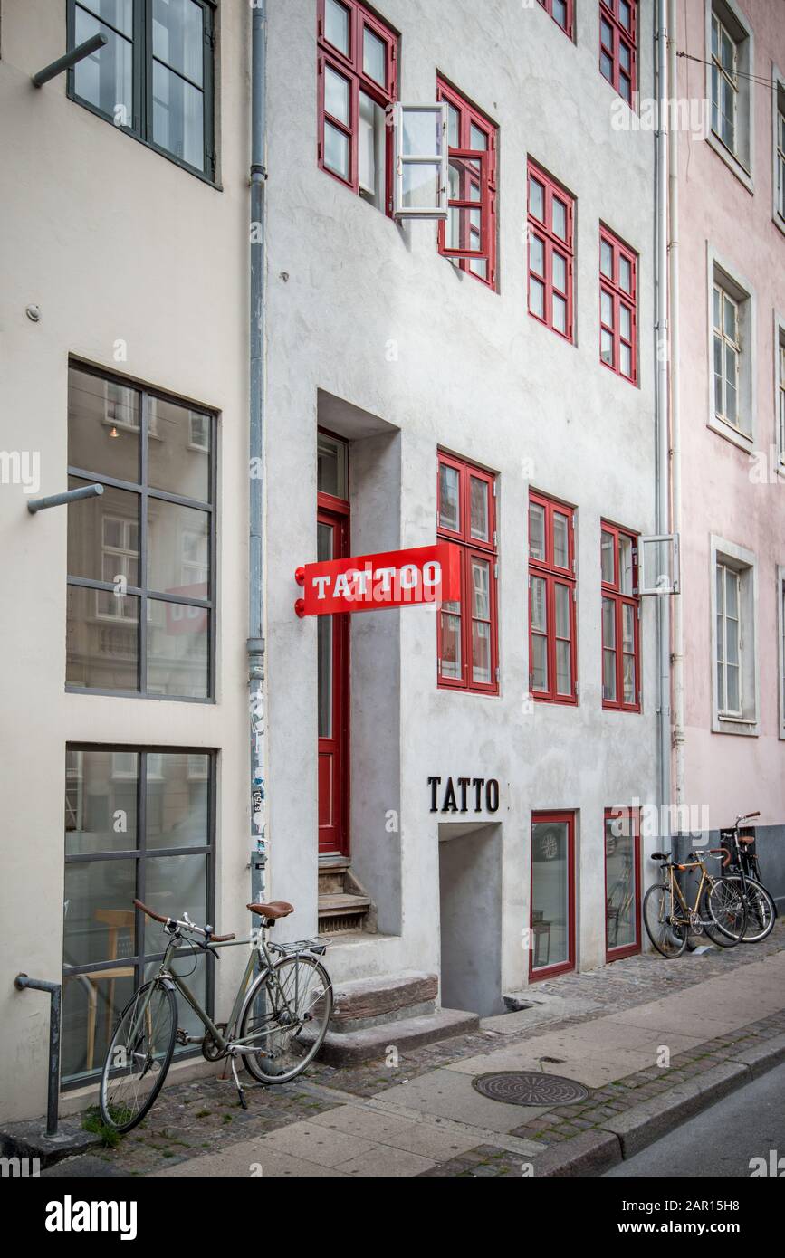 Negozio di tatuaggi a Nyhavn a Copenhagen, Danimarca. Nyhavn è una popolare destiantion turistica. Foto Stock