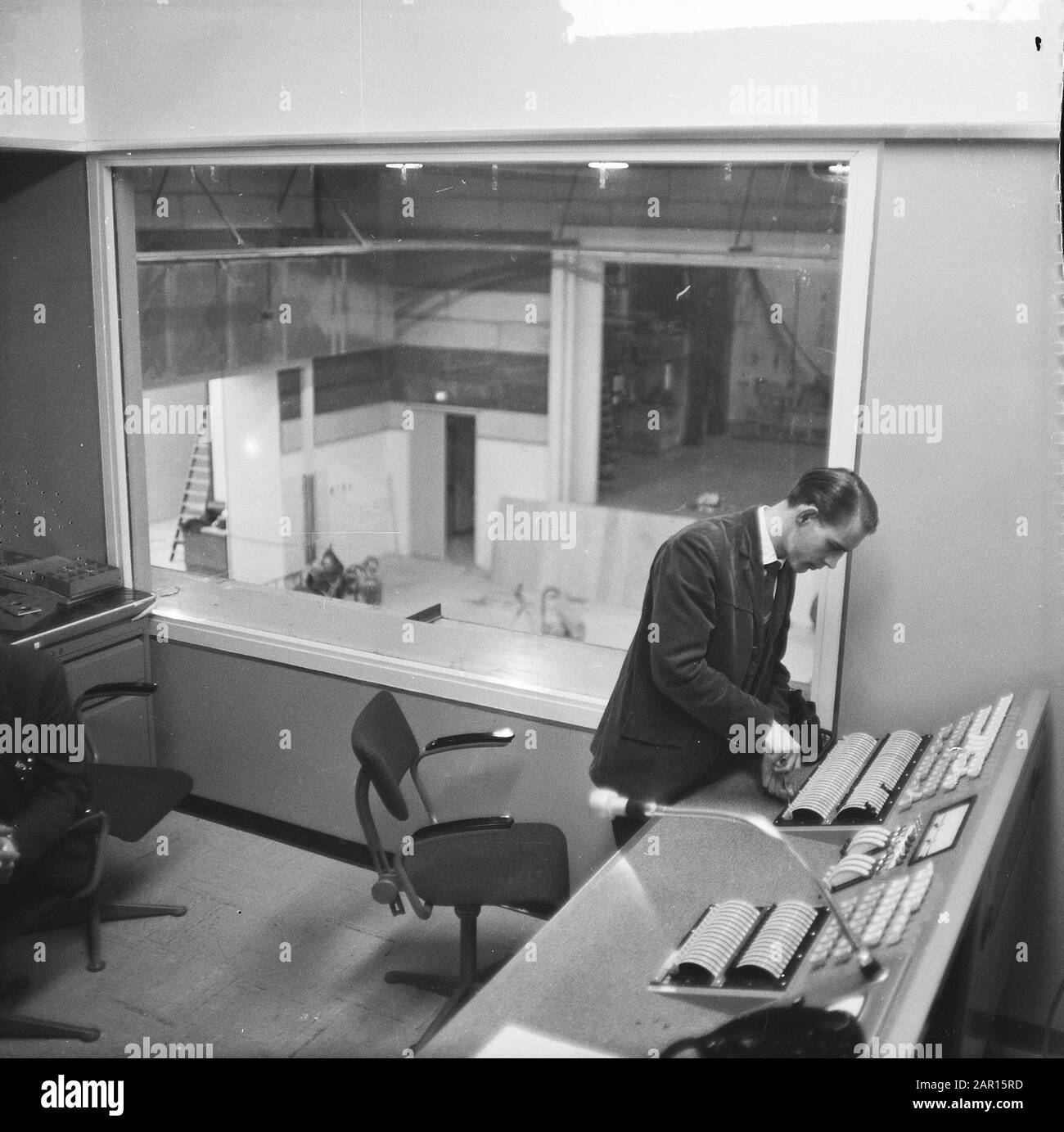 Studio televisivo Amsterdam (Old Bellevue), la sala di controllo Data: 15 Marzo 1965 Ubicazione: Amsterdam, Noord-Holland Parole Chiave: Sale di controllo, Studios Nome istituto: Bellevue Foto Stock