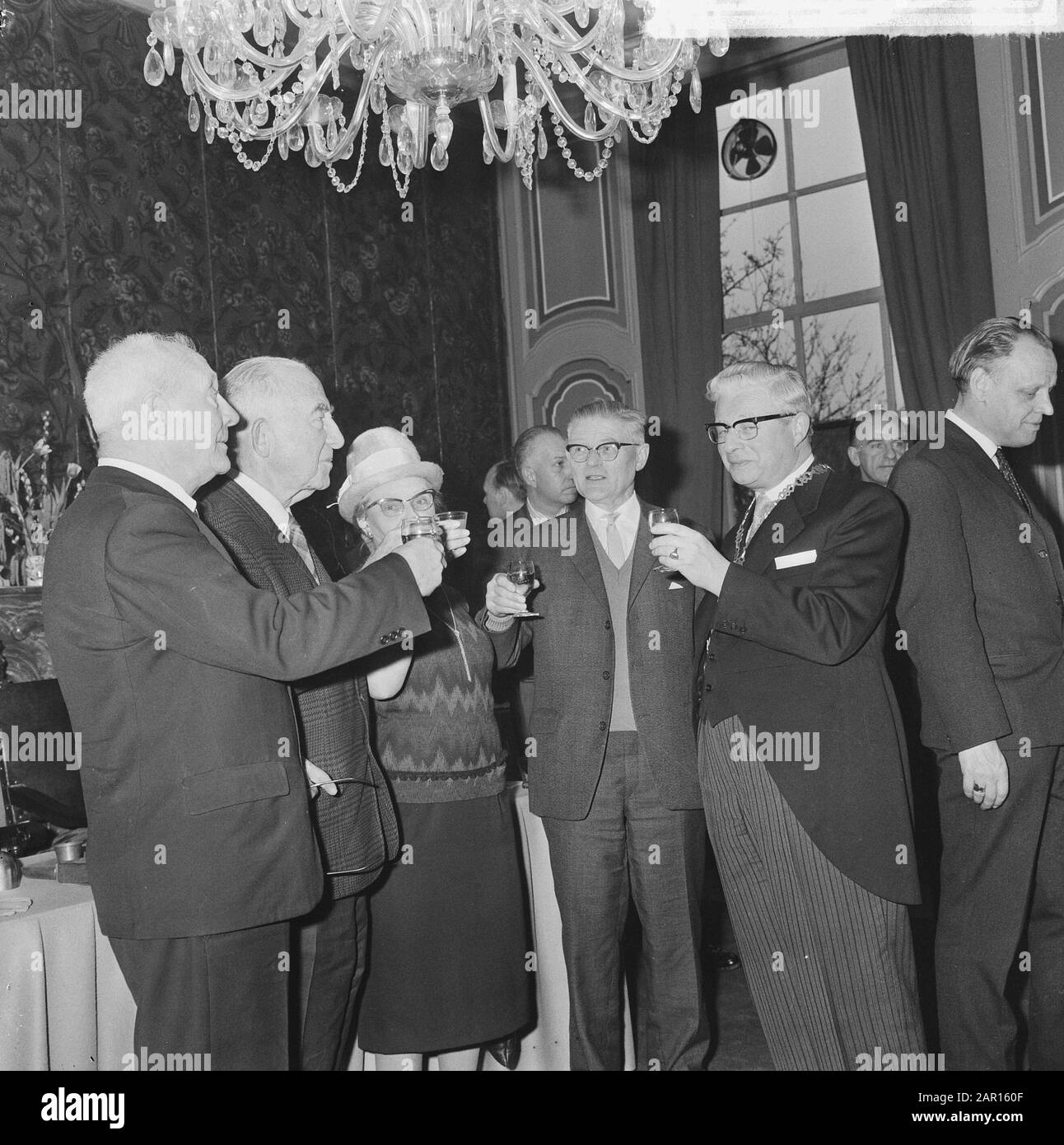 Gerrit Snieder torna a Monnickendam, sindaco sig. J.F. de Groot ha consegnato il signor Snieder (a sinistra) alcuni gettoni Data: 17 Marzo 1965 luogo: Monnickendam Parole Chiave: PENNINGEN, sindaci, volantini Nome personale: Gerrit Snieder, Groot, J.F. de Foto Stock