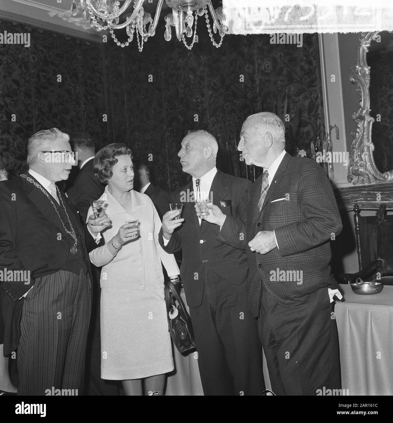 Gerrit Snieder torna a Monnickendam, sindaco sig. J.F. de Groot ha consegnato il signor Snieder (a sinistra) alcuni gettoni Data: 17 Marzo 1965 luogo: Monnickendam Parole Chiave: PENNINGEN, sindaci, volantini Nome personale: Gerrit Snieder, Groot, J.F. de Foto Stock