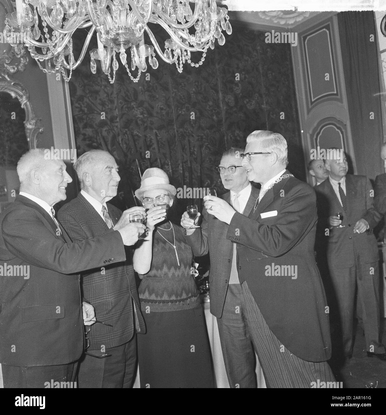 Gerrit Snieder torna a Monnickendam, sindaco sig. J.F. de Groot ha consegnato il signor Snieder (a sinistra) alcuni gettoni Data: 17 Marzo 1965 luogo: Monnickendam Parole Chiave: PENNINGEN, sindaci, volantini Nome personale: Gerrit Snieder, Groot, J.F. de Foto Stock