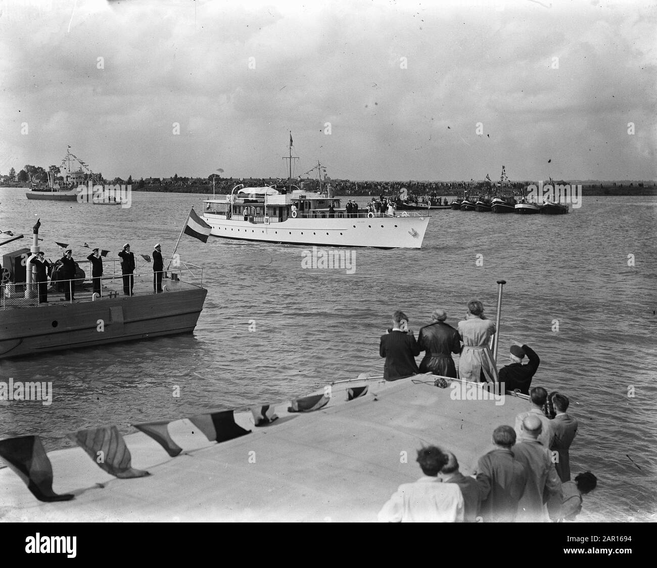 50th anniversario della flotta nazionale della regina Wilhelmina Schouw al Binnen- en Buiten-IJ di Amsterdam, di unità marine, navi da pesca, yacht e chiatte. Lo yacht Piet Hein naviga oltre le unità della Royal Navy. Parte sinistra ancora di Hr.MS Minesweeper Roompot. Datazione: 3 Settembre 1948 (Venerdì Pomeriggio). Data: 3 settembre 1948 luogo: Amsterdam, IJ Parole Chiave: Anniversari, casa reale, marina, navi Nome personale: HR MS Roompot, Piet Hein Foto Stock