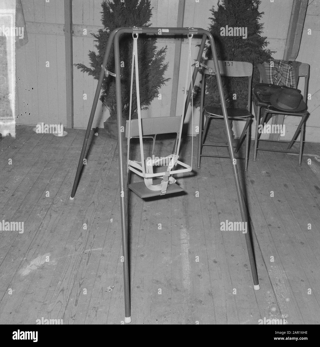 Fiera internazionale di scarpe a Utrecht, combinazione stroller di oscillazione Data: 5 aprile 1965 luogo: Utrecht Foto Stock