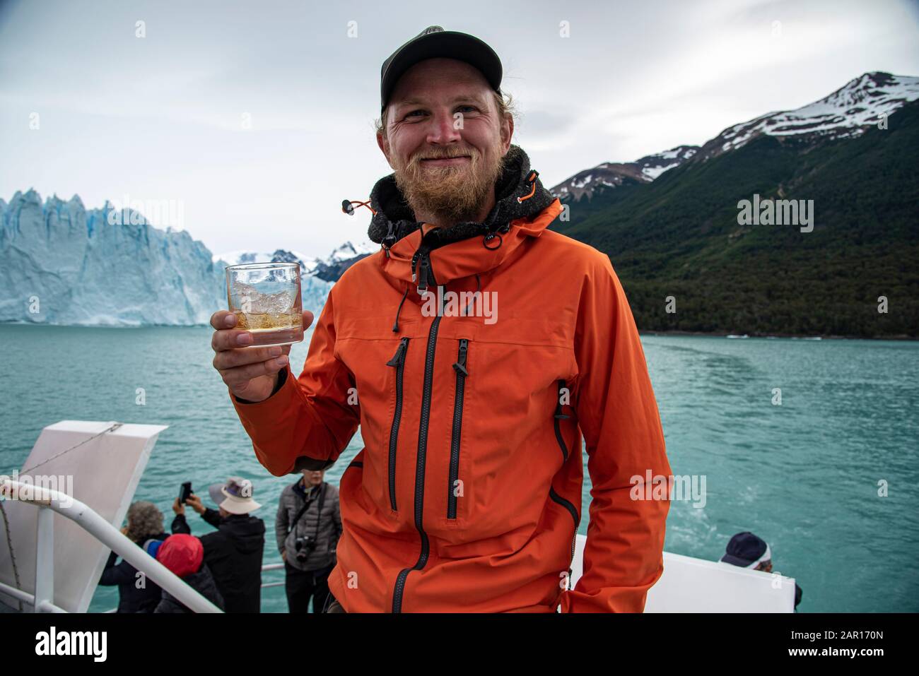 Bevendo Whiskey con ghiaccio del ghiacciaio al ghiacciaio Perito Moreno, El Calafate, Argentina Foto Stock