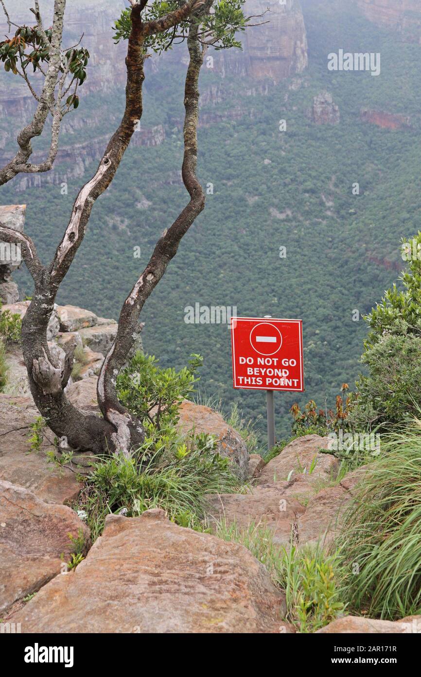 Punto di vista: Blyde River Canyon con cartello di accesso limitato, Blyde River Canyon, Mpumalanga, Sudafrica. Foto Stock