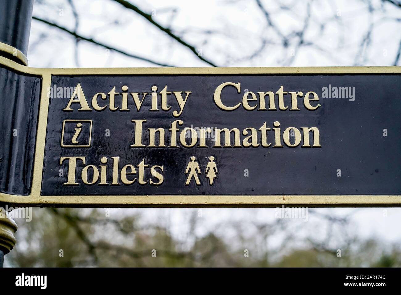 Cartello pubblico per informazioni, centro attività e servizi igienici all'aperto sul cartello nel parco del Regno Unito. Foto Stock