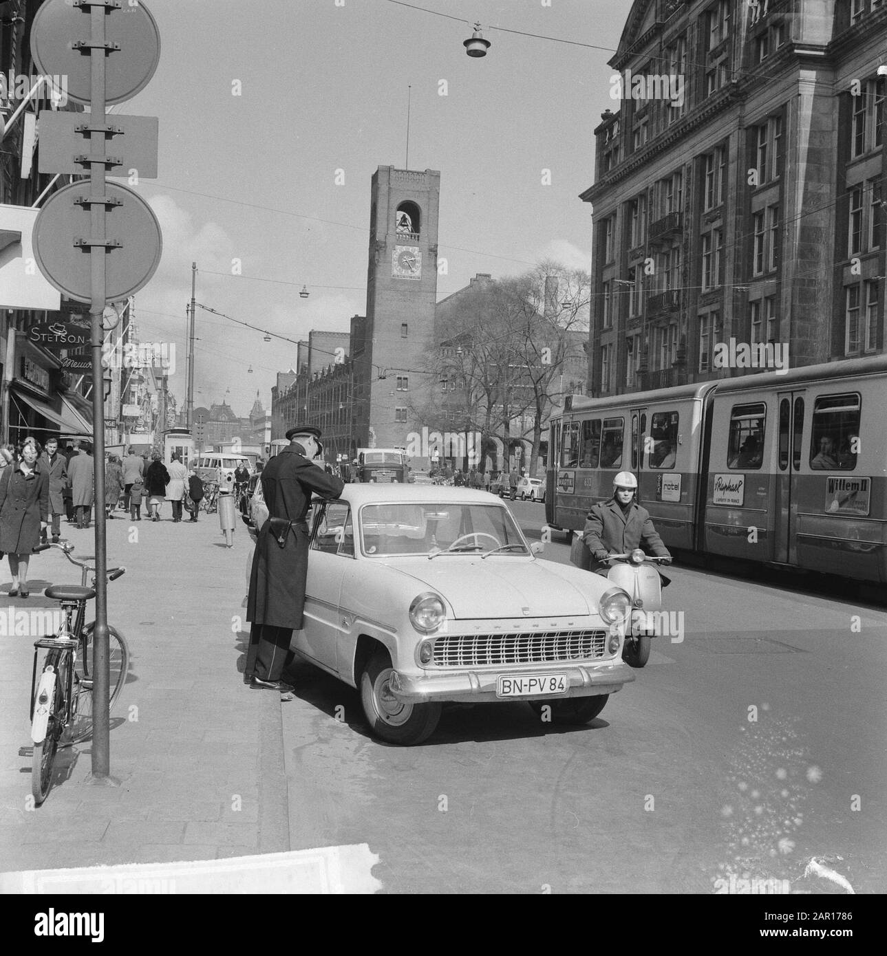 Folle turistiche, auto tedesca parcheggiata in modo errato e sulla ricevuta Data: 16 aprile 1965 Parole Chiave: Automobili, polizia, turismo, traffico Foto Stock