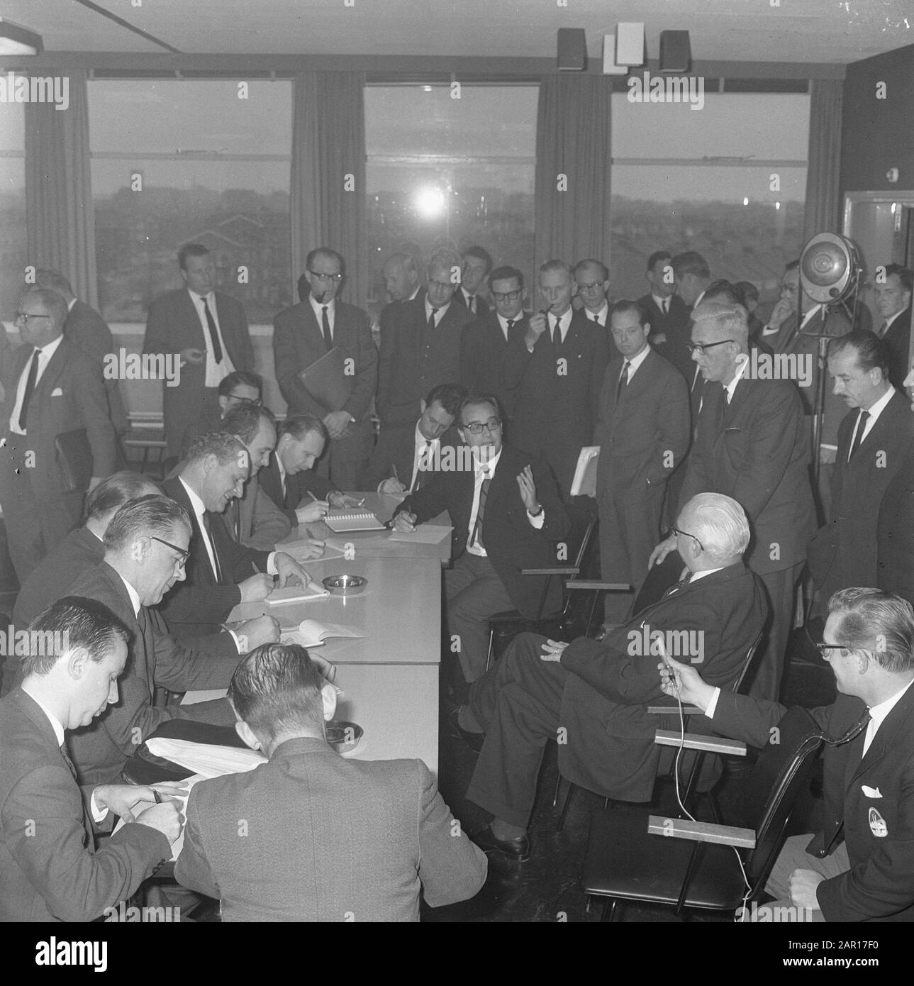 La consultazione salariale, durante la conferenza stampa Data: 14 novembre 1964 Parole Chiave: Conferenze stampa Foto Stock