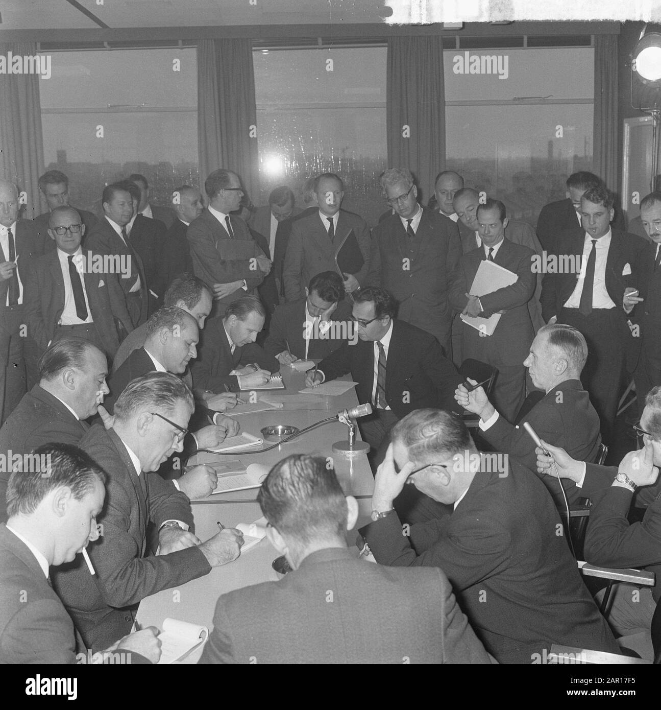 La consultazione salariale, durante la conferenza stampa Data: 14 novembre 1964 Parole Chiave: Conferenze stampa Foto Stock