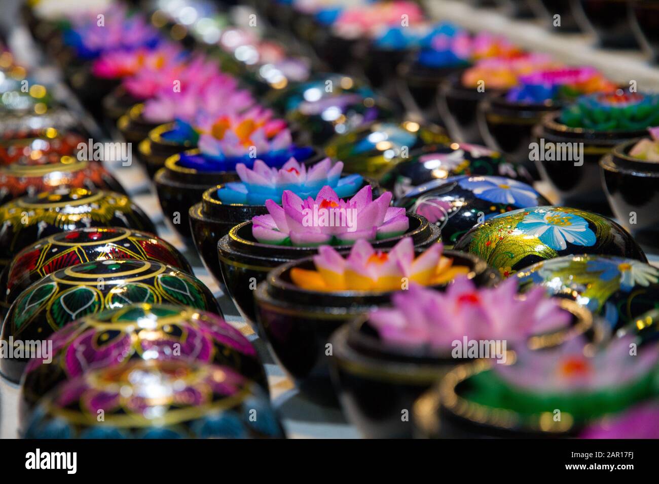 Thailandia saponi di fiori scolpiti a mano in scatole dipinte, motivi floreali, Chiang mai Domenica notte mercato, Foto Stock