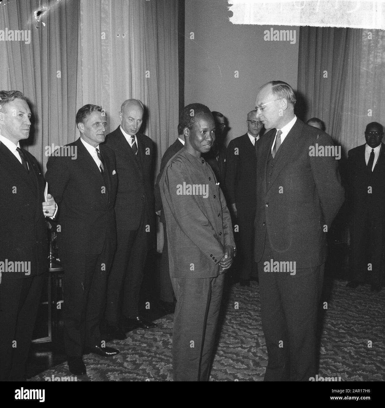 Visita di Stato Presidente Nyerere della Tanzania, arrivo del Presidente Nyerere ad Amstelhotel, Presidente Nyerere e Ministro Vondeling Data: 21 aprile 1965 Parole Chiave: Arrivi, visite di Stato Nome personale: Nyerere, Julius, Vondeling, Anne Institution Nome: Amstelhotel Foto Stock