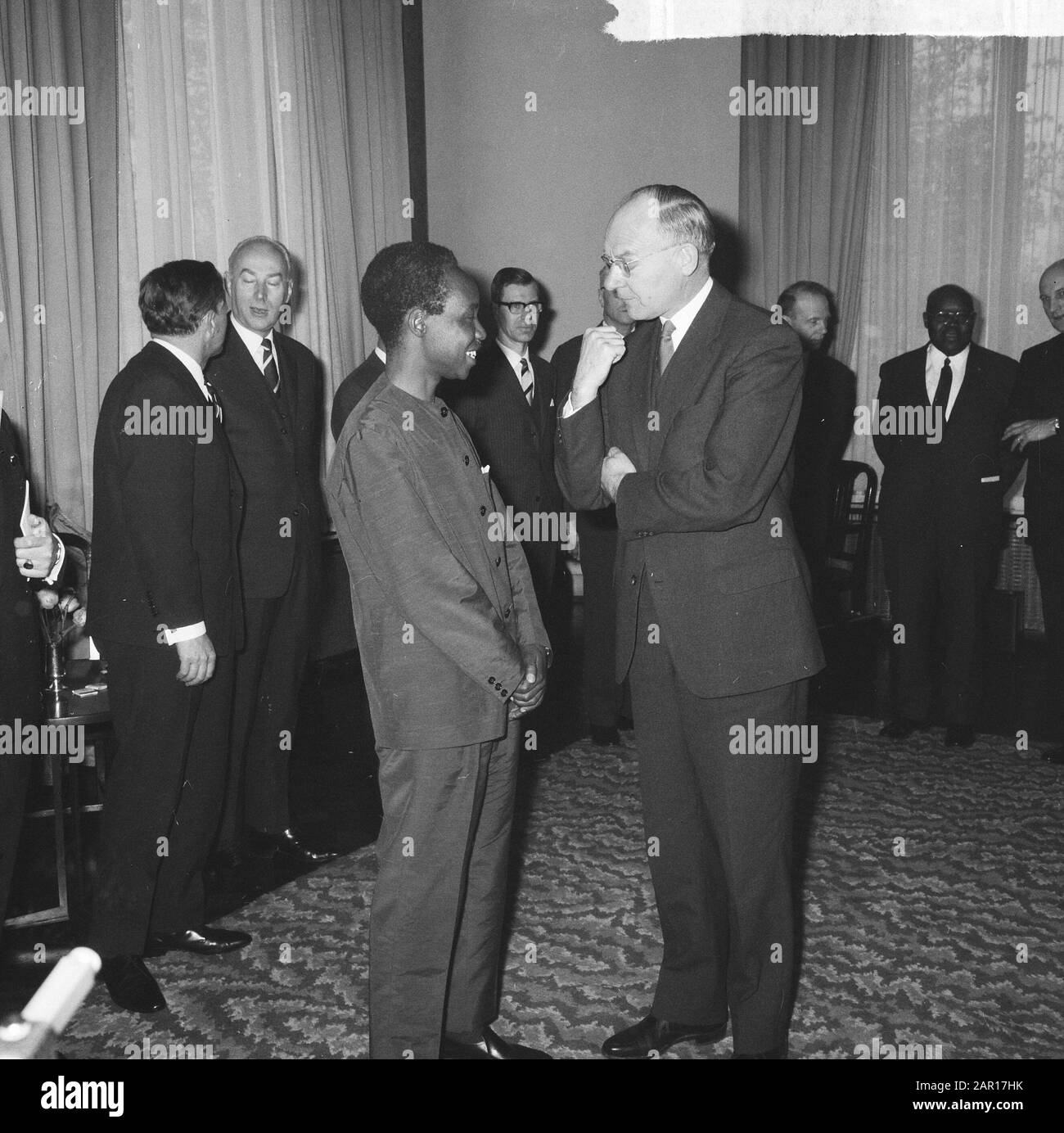 Visita di Stato Presidente Nyerere della Tanzania, arrivo del Presidente Nyerere ad Amstelhotel, Presidente Nyerere e Ministro Vondeling Data: 21 aprile 1965 Parole Chiave: Arrivi, visite di Stato Nome personale: Nyerere, Julius, Vondeling, Anne Institution Nome: Amstelhotel Foto Stock