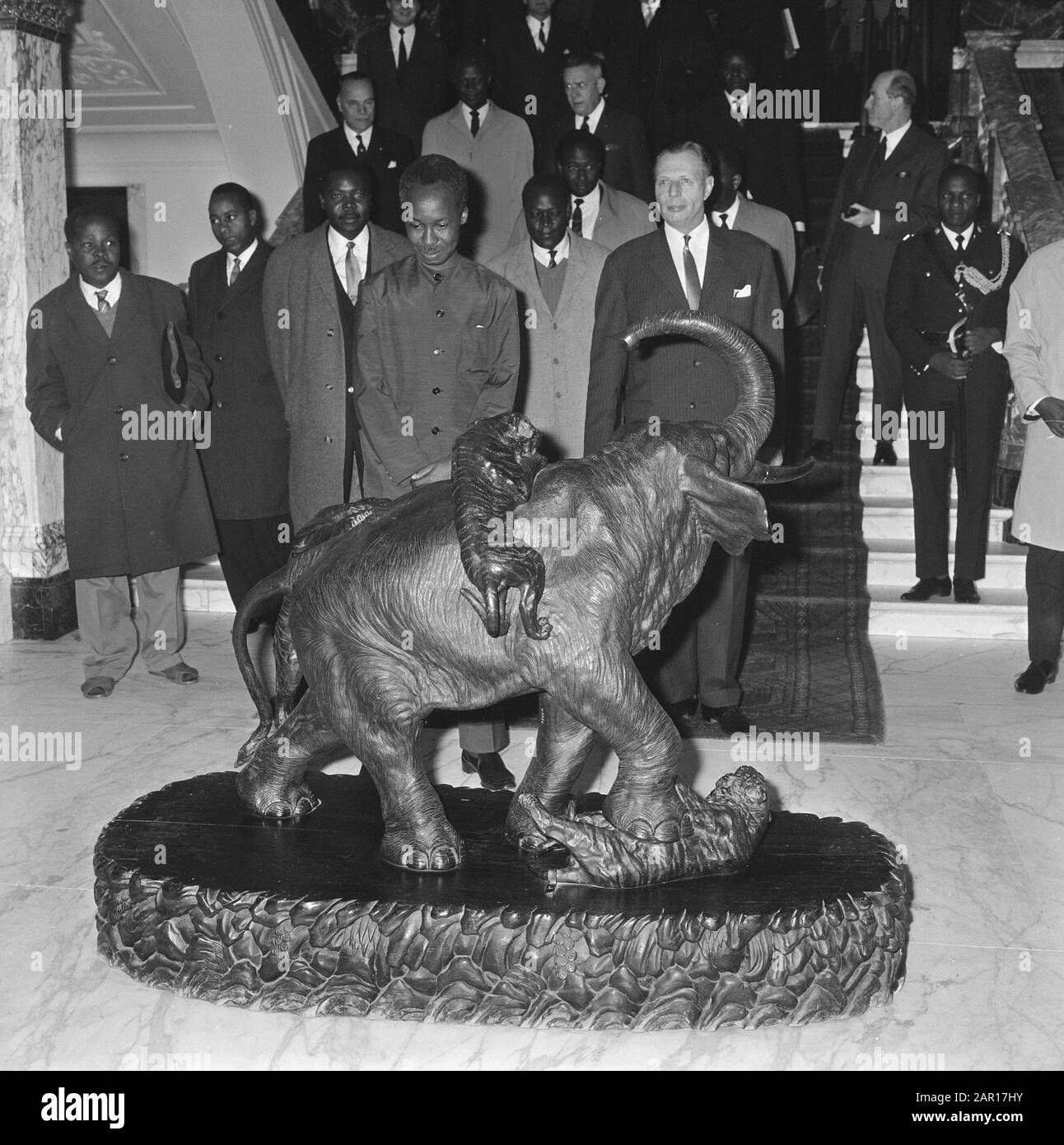 Visita di Stato Presidente Nyerere della Tanzania, Presidente Nyerere ha visitato Tropenmuseum, Presidente Nyerere del Dipartimento Africano Data: 21 aprile 1965 Parole Chiave: Giri, visite di Stato Nome personale: Nyerere, Julius Nome istituzione: Tropenmuseum Foto Stock