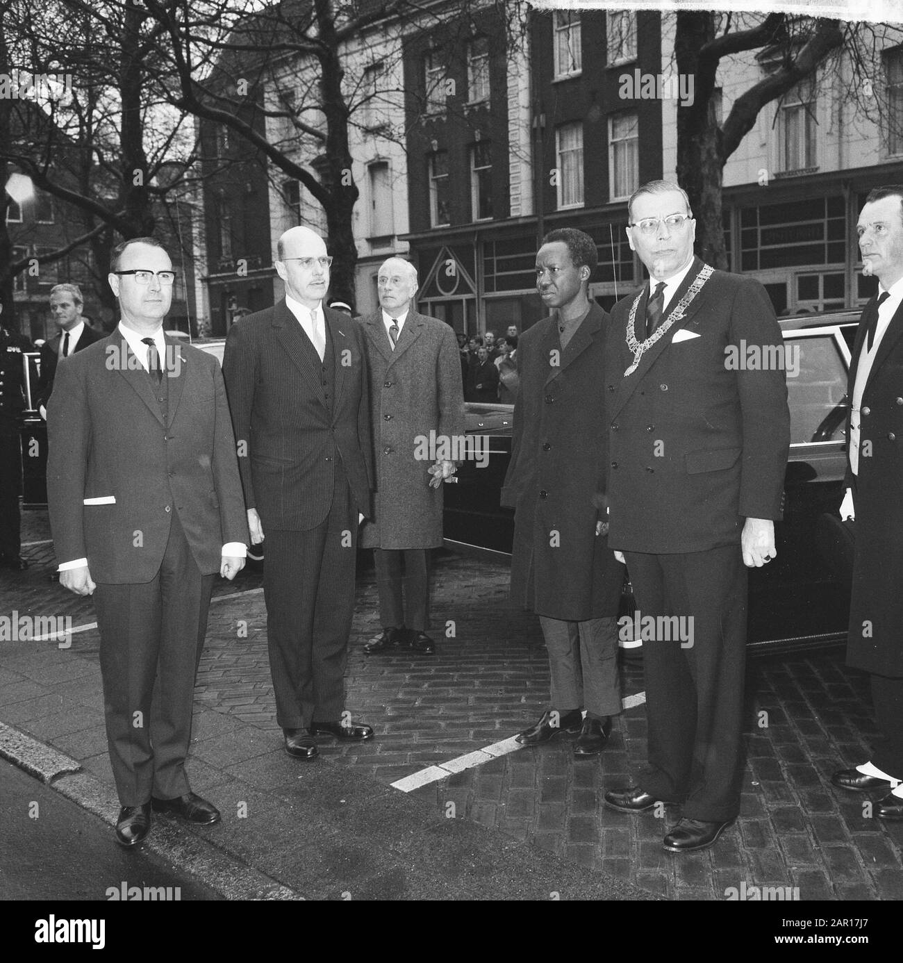 Visita di Stato Presidente Nyerere della Tanzania, arrivo Presidente Nyerere in Amstelhotel, Sindaco Van Hall e Presidente Nyerere Data: 21 aprile 1965 Parole Chiave: Arrivi, sindaci, visite di Stato Nome personale: Nyerere, Julius Nome istituzione: Amstelhotel Foto Stock