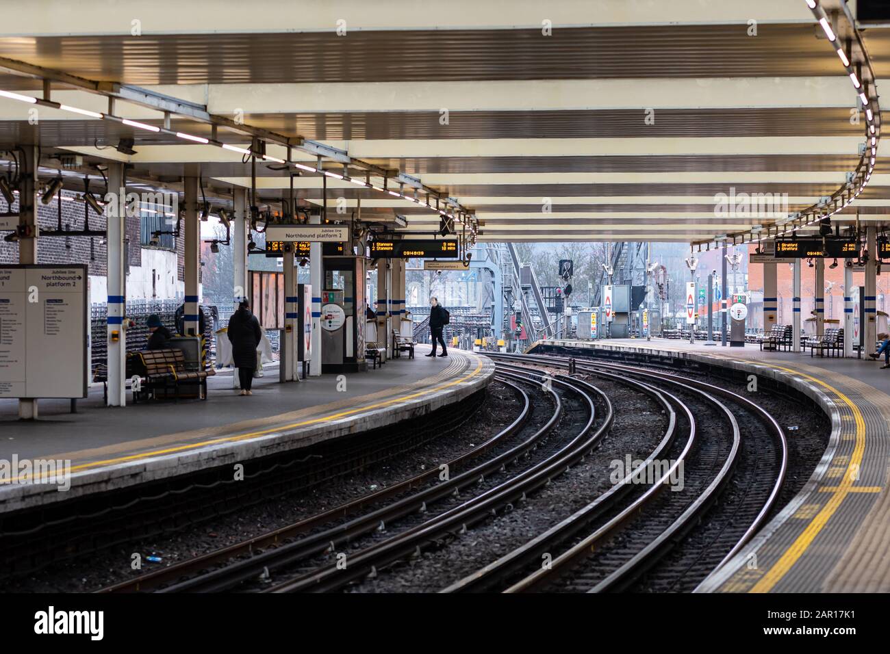 Londra, Regno Unito - 1 gennaio 2020: Binari ferroviari e piattaforme alla stazione della metropolitana di Finchley Road Foto Stock
