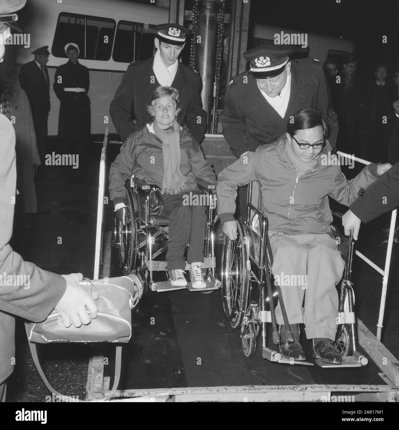 Disabled back from Olympics in Tokyo, C. Prince, who won two gold medaglie Data: 17 novembre 1964 Località: Giappone, Tokyo Parole Chiave: Disabili, MEDAGLIE Nome Della Persona: C. Prince Institution Nome: Olympic Games Foto Stock