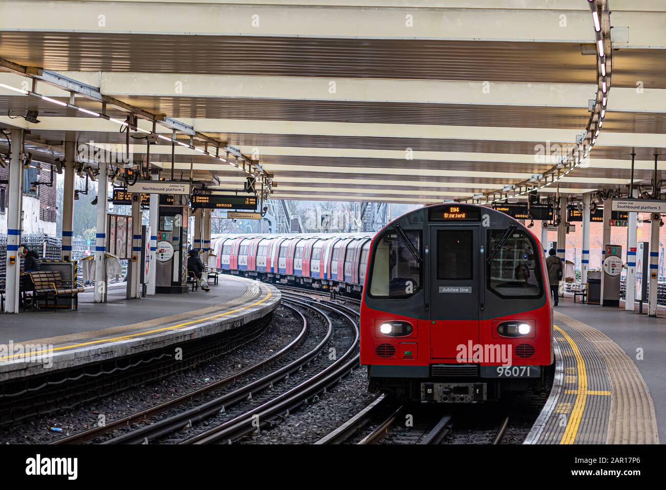 Londra, Regno Unito - 1 gennaio 2020: Un treno terrestre di Londra si avvicina alla piattaforma Eastbound alla stazione di Finchley Road Foto Stock