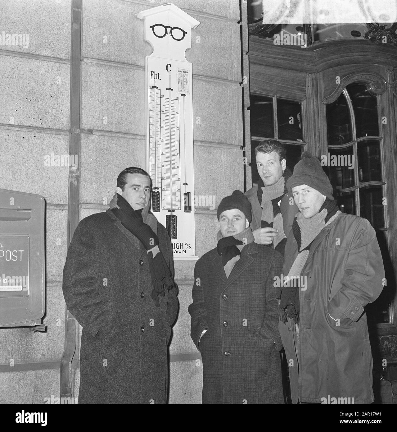 DWS-team a Viking Museum a Oslo, Writers, Vonhof en Geurtsen con cappelli di ghiaccio Data: 18 novembre 1964 luogo: Oslo Parole Chiave: Musei, sport, calcio Nome personale: Scrittori, Daan Foto Stock