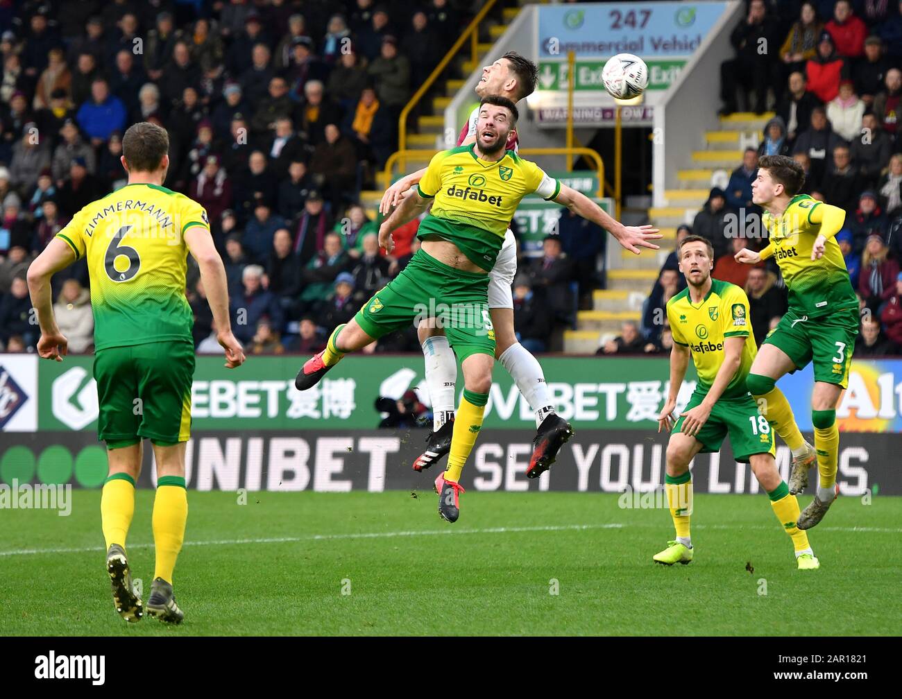 James Tarkowski di Burnley (alle spalle) e Grant Hanley di Norwich City combattono per la palla durante il quarto round match della fa Cup a Turf Moor, Burnley. Foto Stock