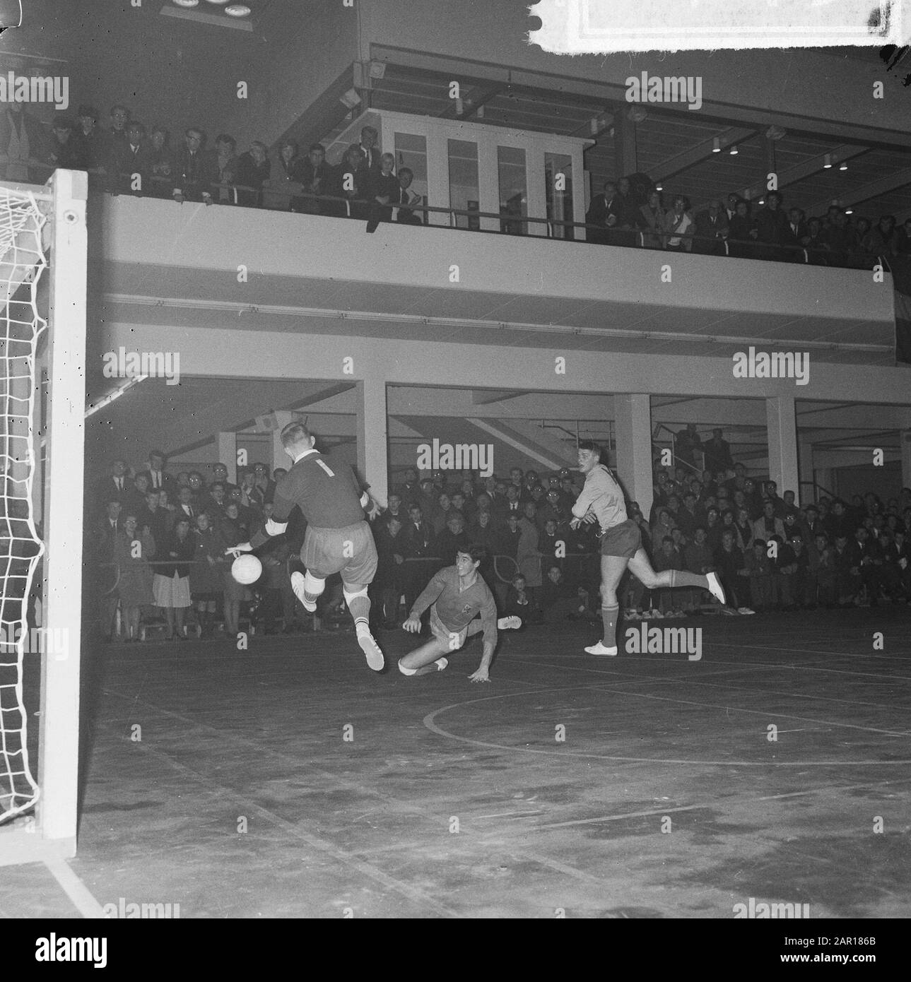 Zaalhandball Olanda Vs Svezia, Momento Del Gioco Data: 24 Novembre 1964 Località: Olanda, Svezia Parole Chiave: Handball Foto Stock