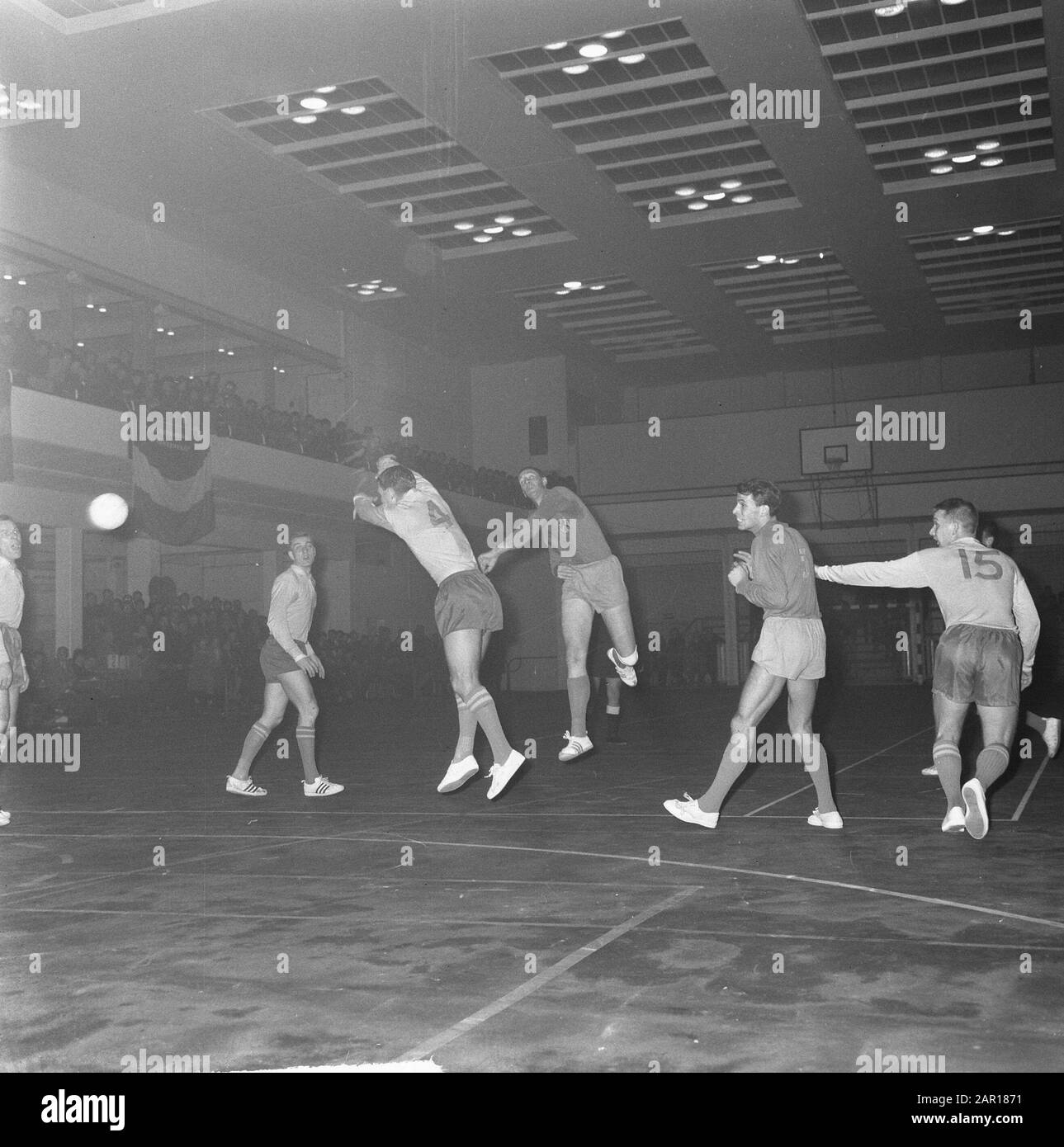 Zaalhandball Olanda Vs Svezia, Momento Del Gioco Data: 24 Novembre 1964 Località: Olanda, Svezia Parole Chiave: Handball Foto Stock