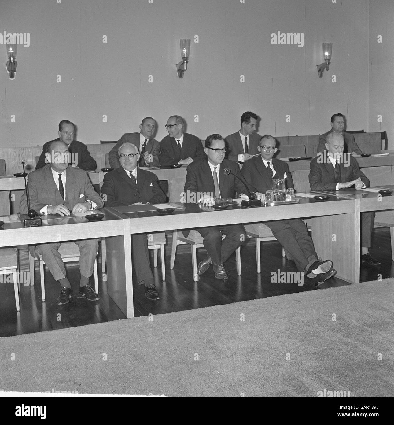 Consultazione salariale in SER all'Aia, ministro Andriessen a nome del governo di L.n.r. Toxopeus, Veldkamp, Andriesen Witteveen E Segretario Di Stato Bakker Data: 25 Novembre 1964 Luogo: L'Aia, Zuid- Olanda Parole Chiave: Regeringen Nome Personale: Andriessen, Koos, Veldkamp Sottosegretario Di Stato Bakker Foto Stock