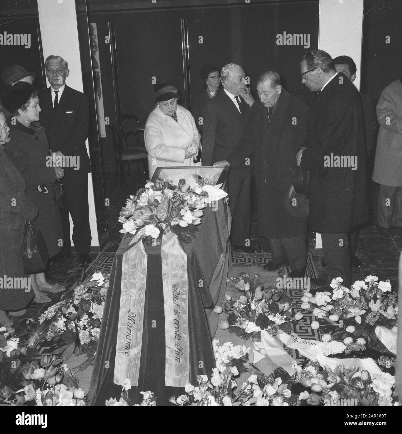 Viene presentato Fien de la Mar. Persone interessate camminare oltre il bar Data: 28 aprile 1965 Parole Chiave: Coffins Foto Stock