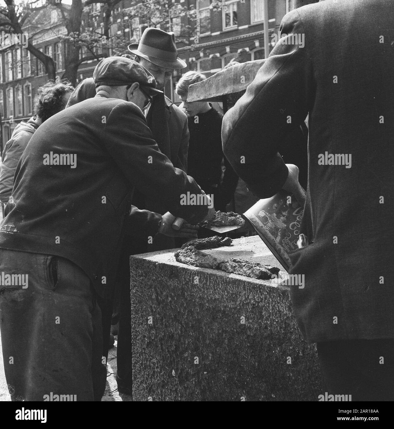 Il monumento di resistenza chiamato Resistenza Ininterrotta, è collocato sul suo piedistallo al Westersingel in Rotterdam Annotation: La statua è un progetto di Hubert C.M. van Lith Data: 28 aprile 1965 Location: Rotterdam, Zuid-Holland Keywords: Monumenti di guerra, resistenza Foto Stock