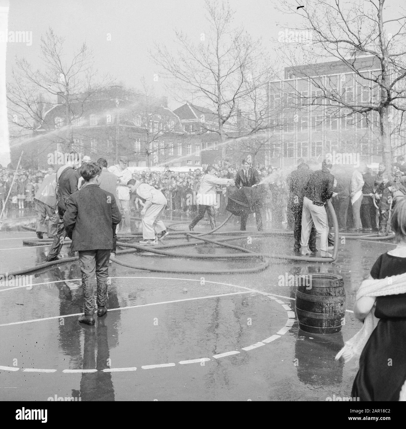 Campionati drawstring dei Paesi Bassi, spray ball Data: 30 aprile 1965 luogo: Paesi Bassi Parole Chiave: Trow, Campionati Foto Stock